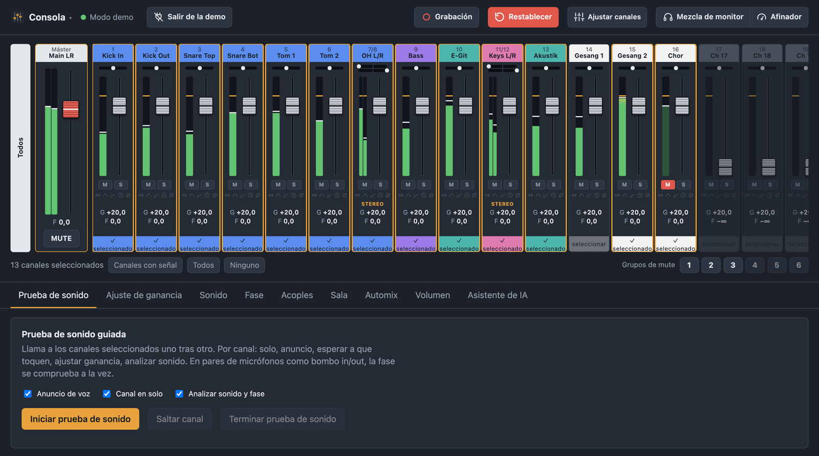 Vista Consola de BandAssist con capas, fader del Main LR, tiras de canal y medidores de nivel