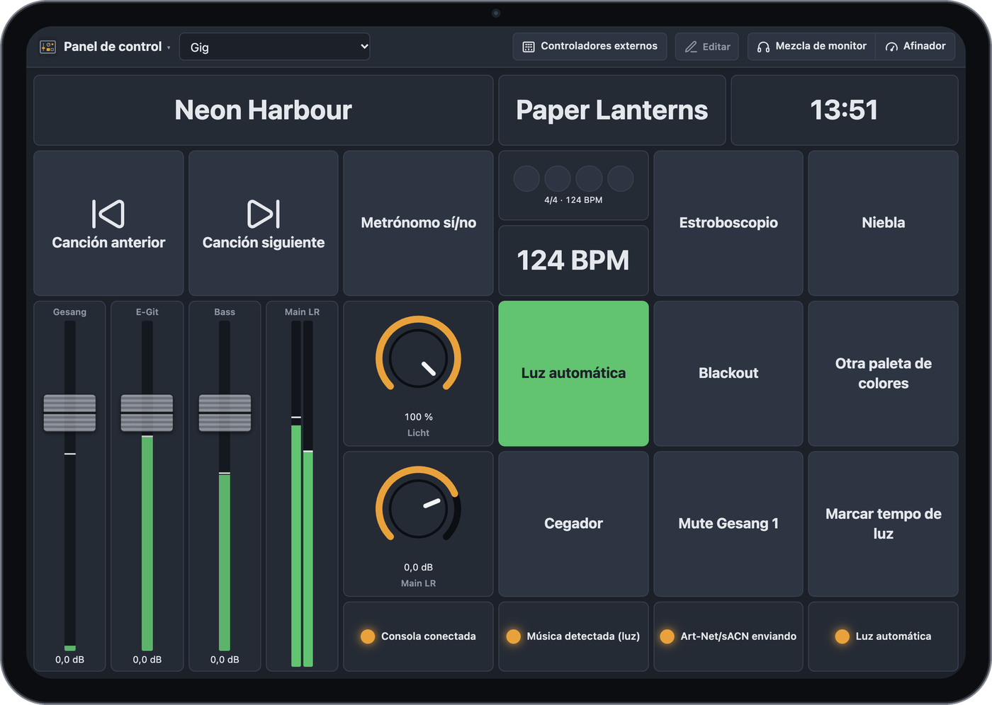Panel de control en un iPad con título, botones, faders, potenciómetros e indicadores