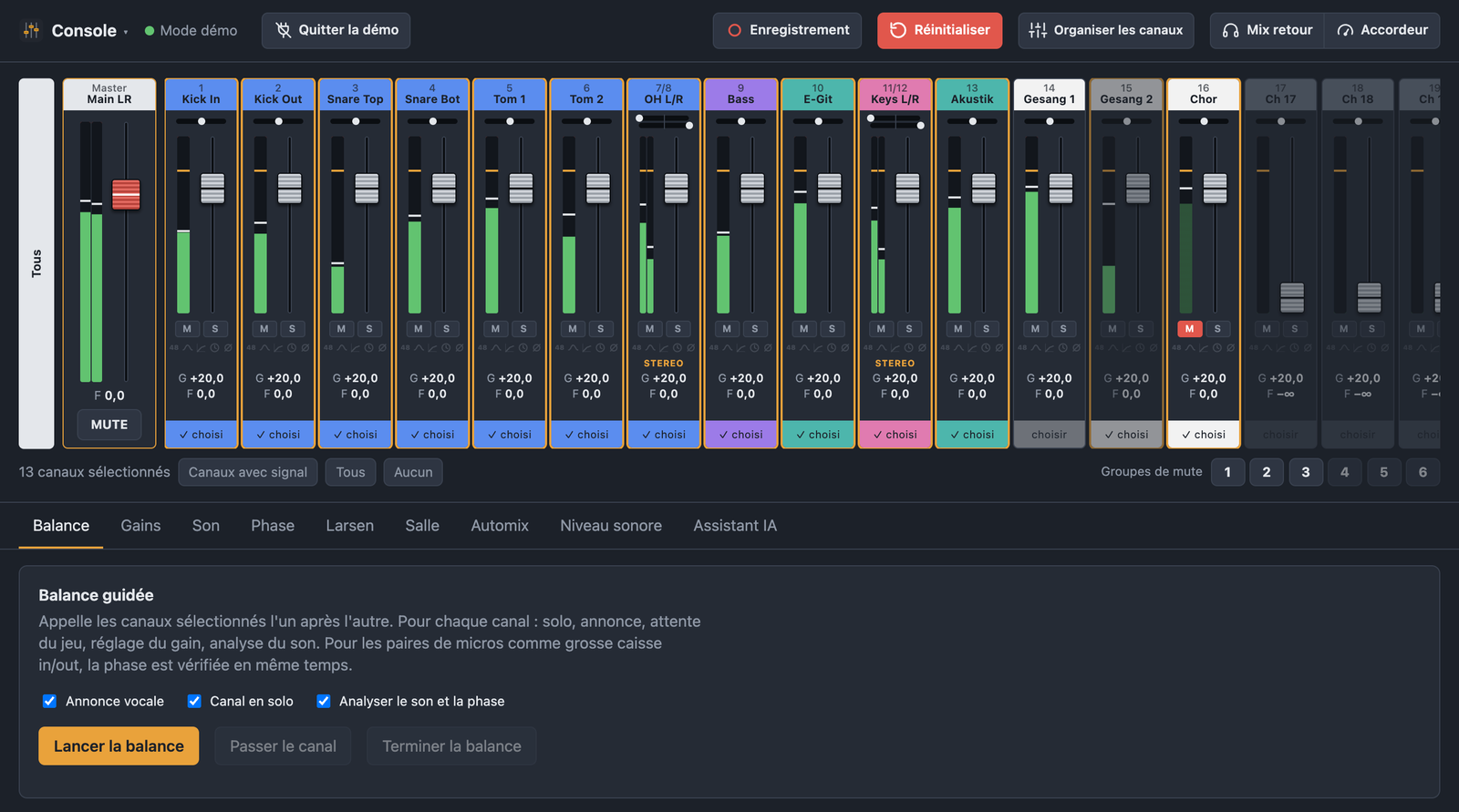 Vue Console de BandAssist avec calques, fader Main LR, tranches et indicateurs de niveau
