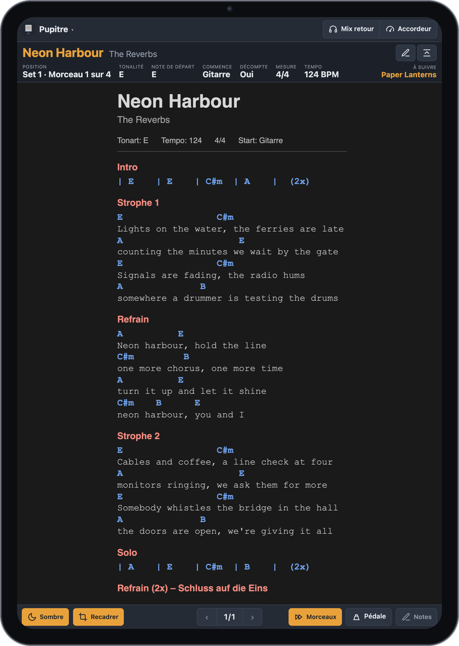 Pupitre sur un iPad en portrait : morceau actif avec tonalité, tempo et morceau suivant, en dessous le lead sheet affiché en sombre avec une annotation manuscrite