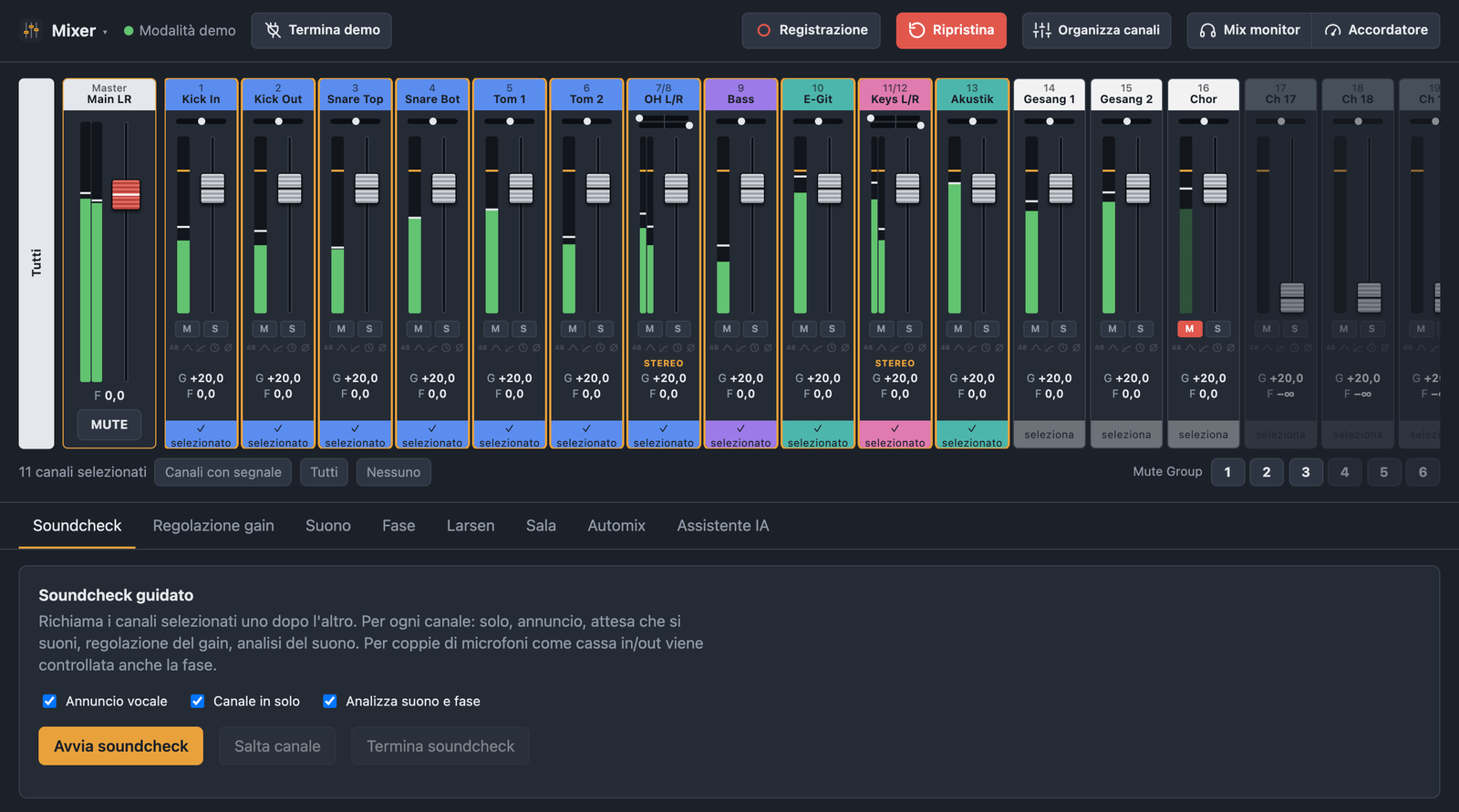 Mixer di BandAssist con livelli, fader Main LR, strisce di canale e indicatori di livello