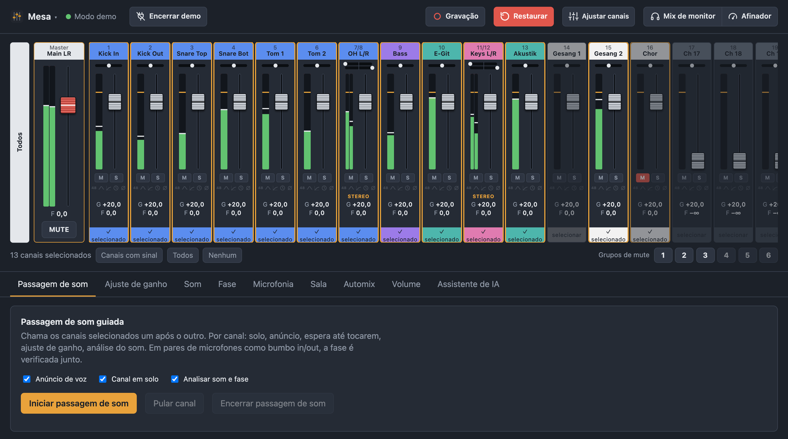 Visão Mesa do Bandimo com camadas, fader Main LR, faixas de canal e medidores de nível